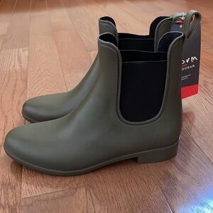 NWT Storm by Cougar Waterproof Rain Booties. Size 10